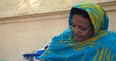 بعد وصفها بالبطلة القومية.. أستاذة جامعية تبيع الشاى بالسودان