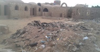 بالفيديو والصور.. مجمع سياحى بالداخلة يتحول لمقلب قمامة ووكر لتعاطى المخدرات 