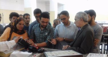 بالصور.. طلاب هندسة منوف يبتكرون جهازا لبرمجة تجارب الفيزياء