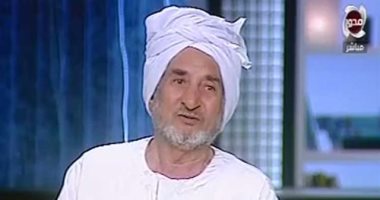 بالفيديو.. "بعد ما شاب راح الكتاب"..الحاج محمد 73 سنة يزامل حفيده فى الإعدادية