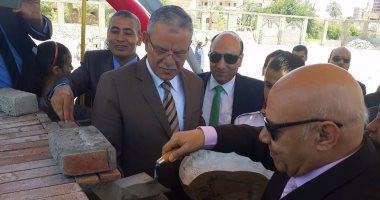 المستشار على رزق ومحافظ المنيا يضعان حجر الأساس لنادى النيابة الإدارية