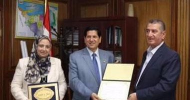 محافظ كفر الشيخ يكرم وكيل التعليم ومدير هيئة الأبنية التعليمية
