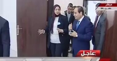 السيسى يستمع لشرح العاملين بالمركز التكنولوجى بمدينة دمياط للآثاث