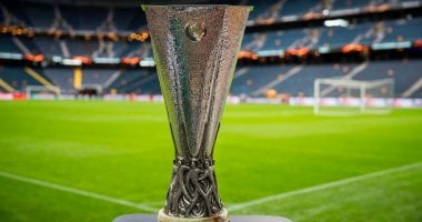 بالصور.. كأس "يوروباليج" يزين ملعب نهائى مانشستر يونايتد وأياكس