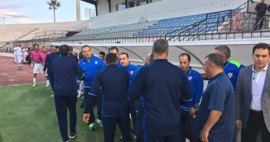 بالصور.. مصافحة بين طلعت يوسف وجهاز الزمالك فى موقعة المهيرى