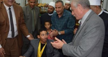 محافظ جنوب سيناء يسلم كرسى متحرك لأحد الأبطال الرياضيين