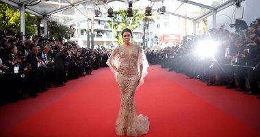 بالصور.. نجمات العالم مصنع جمال فى مهرجان كان السينمائى.. إطلالات أكثر رقيا بعرض " The Killing Of A Sacred Deer" .. كيدمان تختار فستانها من "Calvin Klein".. ولونجوريا وسونام وجوردان عاشقات اللون الذهبى