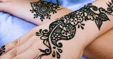 لو فرحك قرب..تعرفى على مخاطر رسم الحنة "تشويه وحرق الجلد"