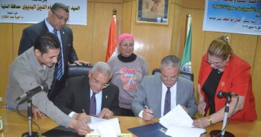 بروتوكول تعاون بين محافظة المنيا والجامعة لتأهيل 180 أخصائى اجتماعى