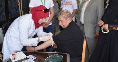 محافظ الإسماعيلية يتابع المسح الطب لمكافحة فيروس سى ويسحب عينة دم للفحص