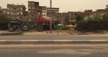 بالصور.. سيارة الوحدة المحلية تفرغ مياه الصرف بترعة المحمودية فى البحيرة
