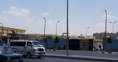 إضاءة أعمدة الكهرباء نهارًا فى شارع ابن الحكم بالزيتون رغم دعوات الترشيد