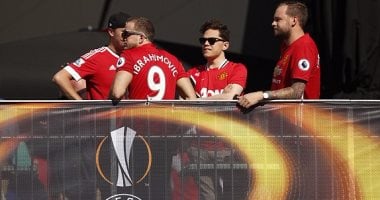 بالصور.. بدء توافد جماهير اليونايتد وأياكس على ملعب نهائى يوروباليج