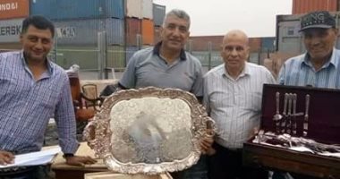 بالصور.. لجنة أثرية تفحص محتويات قطع مهربة من أمريكا فى ميناء دمياط 