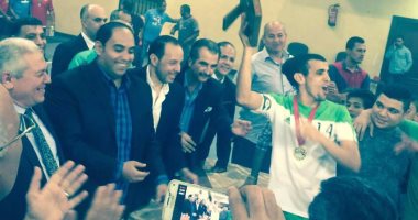بالصور.. خالد لطيف وشلتوت يسلمان درع الدورى لفريق الصالات بميت عقبة