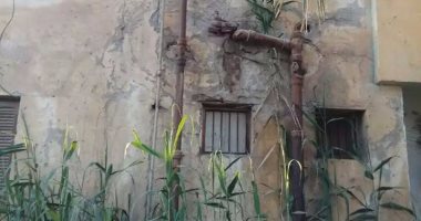 بالصور.. شكوى من منزل آيل للسقوط بسبب مياه الصرف الصحى فى المنيا