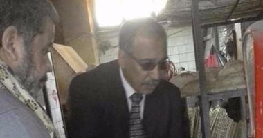 رئيس مدينة قويسنا يجازى موظف تغيب عن عمله
