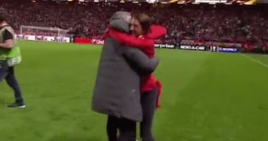 شاهد.. احتفال جنونى لمورينيو مع ابنه بلقب الدوري الأوروبي
