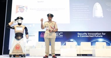 الشرطى الآلى فى دبى يبدأ عمله بإجراء دوريات مراقبة فى مراكز التسوق