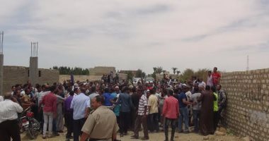 أمن السويس يطلق قنابل مسيلة للدموع لتفريق الأهالى أثناء حملة إزالة تعديات