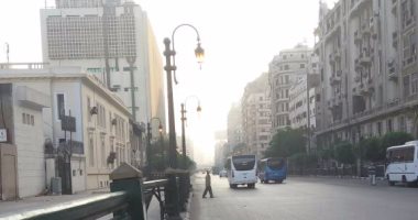 أعمدة الكهرباء مضاءة نهارًا فى شارع رمسيس رغم دعوات الترشيد