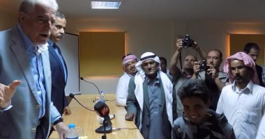 بالصور.. محافظ جنوب سيناء توزيع 500 كرتونة مواد غذائية على أهالى سانت كاترين