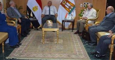 محافظ الوادى الجديد يبحث مع رجال الأعمال إنشاء مشروعات استثمارية