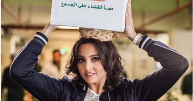 "بشرى" تحمل كرتونة رمضان.. وتعلق: "معا للقضاء على الجوع"