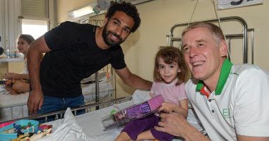 بالصور.. محمد صلاح يزور مستشفى أطفال فى روما
