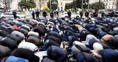 الشرطة الفرنسية تعتقل رجلا حاول دهس حشد أمام مسجد بسيارته