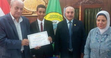 وكيل تعليم الإسماعيلية يستقبل طالبا كرمه الرئيس السيسى فى مؤتمر الشباب 