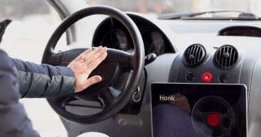 علماء يطورون تقنية جديدة تحول أى شىء إلى سطح يعمل باللمس