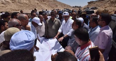 محافظ أسيوط يتفقد المرحلة الثانية لطريق محور الهضبة الغربية "مدينة ناصر"