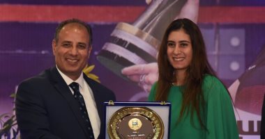 بالصور.. محافظ الإسكندرية ووزير الشباب يكرمان نور الشربينى بطلة العالم للإسكواش