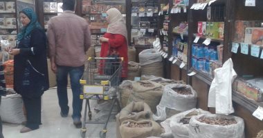 بالصور .. جولة بمنافذ السلع الرمضانية بالمنوفية