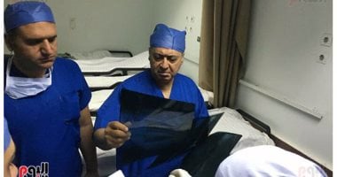 بالفيديو والصور.. وزير الصحة يجرى عمليات جراحية لمصابى حادث المنيا الإرهابى