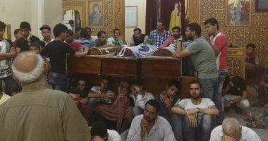 بالصور.. أسقف بنى سويف يترأس القداس الجنائزى لشهداء حادث المنيا الإرهابى