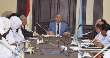 بالصور ..محافظ البحر الأحمر لشيوخ حلايب وشلاتين: وحدة توطين لكل أسرة بالجنوب   
