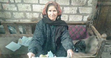 بالصور.. عجوز تناشد محافظ سوهاج باجراء عملية تغيير مفصل لها