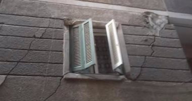 بالصور.. عقار آيل للسقوط يهدد حياة أهالى شارع حسنين دسوقى بحدائق المعادى
