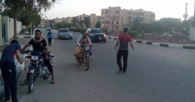 بالصور.. متطوعون يوزعون العصائر على المواطنين بـ"الخارجة" أول يوم رمضان