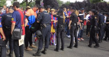 بالصور.. الشرطة تصادر أعلام كتالونيا من جماهير برشلونة 
