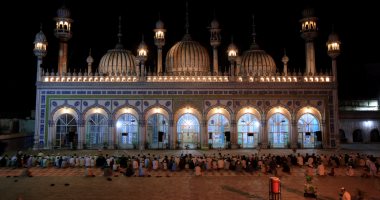 بالصور.. مسلمو العالم يحتفلون بأول أيام شهر رمضان الكريم