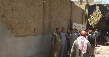 بالصور ..توافد الأهالى على كنيسة نزلة حنا ببنى سويف لتقديم واجب العزاء 
