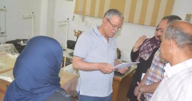 بالصور .. محافظ المنيا يسلم ماكينات خياطة وتجهيزات بقاله لسيدات معيلات