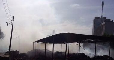 حرق القمامة والمخلفات فى كوم أمبو.. والأهالى: "صدرنا تعب"