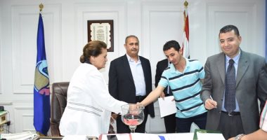 بالصور .. محافظ البحيرة تجرى قرعه توزيع 16 سياره مبردة للشباب المستحقين