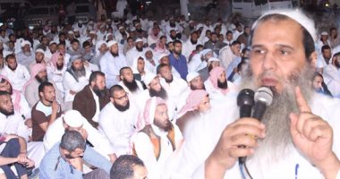 بالصور.. لماذا لجأ السلفيين بالإسكندرية للساحات بدلاً من المساجد لإقامة صلاة التراويح فى رمضان؟.. نجاح التجربة فى الندوات والملتقيات الفكرية لشيوخ السلفية.. و"الأوقاف" تطلق غرفة عمليات لرصد المخالفات