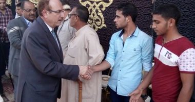 بالصور.. محافظ بنى سويف يقدم واجب العزاء فى أسر شهداء حادث المنيا