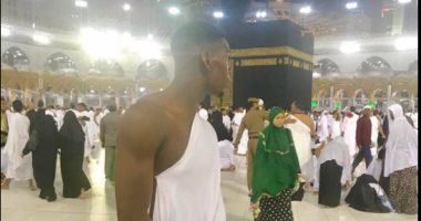 بوجبا ينشر فيديو جديد له مع أحد المشجعين أثناء تأدية العمرة